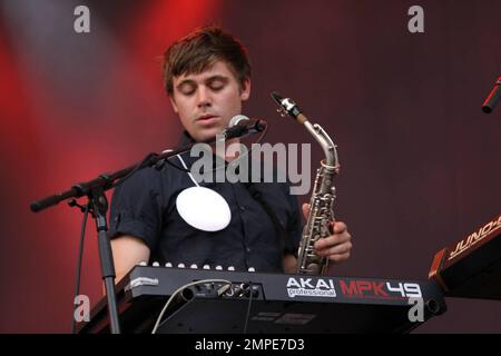 Am dritten Tag des Big Chill Festivals 2010 im Eastnor Castle Deer Park in der Nähe von Ledbury tritt die elektronische Musikgruppe Metronomy live auf der Bühne auf. Das Festival, das mehr als ein Musikfestival, aber auch eine Lebensart ist, ist ein jährliches Treffen für Alternative, Tanz, Chill-out-Musik und Comedy. Herefordshire, Großbritannien. 08/07/10. Stockfoto