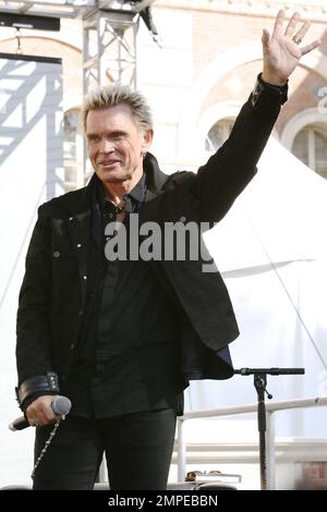 Billy Idol wirbt für sein Buch Dancing With Me. Bill las eine Passage aus dem Buch und brachte seinen Gitarristen Steve Stevens mit, um die Weiße Hochzeit zu vollbringen. Los Angeles, Kalifornien. 18. April 2015 Stockfoto