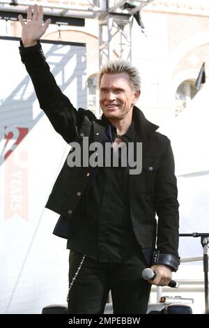 Billy Idol wirbt für sein Buch Dancing With Me. Bill las eine Passage aus dem Buch und brachte seinen Gitarristen Steve Stevens mit, um die Weiße Hochzeit zu vollbringen. Los Angeles, Kalifornien. 18. April 2015 Stockfoto