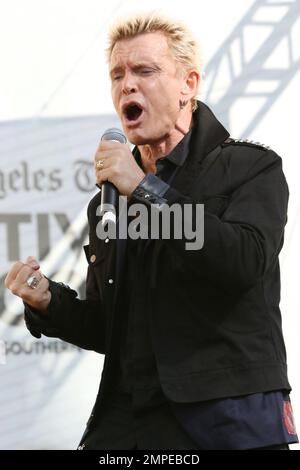 Billy Idol wirbt für sein Buch Dancing With Me. Bill las eine Passage aus dem Buch und brachte seinen Gitarristen Steve Stevens mit, um die Weiße Hochzeit zu vollbringen. Los Angeles, Kalifornien. 18. April 2015 Stockfoto