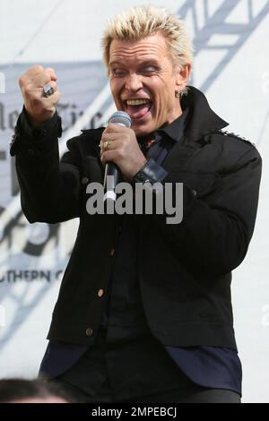 Billy Idol wirbt für sein Buch Dancing With Me. Bill las eine Passage aus dem Buch und brachte seinen Gitarristen Steve Stevens mit, um die Weiße Hochzeit zu vollbringen. Los Angeles, Kalifornien. 18. April 2015 Stockfoto