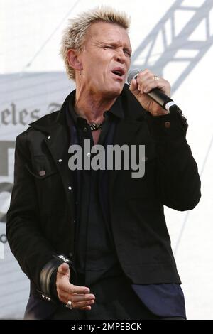 Billy Idol wirbt für sein Buch Dancing With Me. Bill las eine Passage aus dem Buch und brachte seinen Gitarristen Steve Stevens mit, um die Weiße Hochzeit zu vollbringen. Los Angeles, Kalifornien. 18. April 2015 Stockfoto