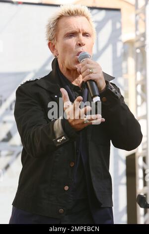 Billy Idol wirbt für sein Buch Dancing With Me. Bill las eine Passage aus dem Buch und brachte seinen Gitarristen Steve Stevens mit, um die Weiße Hochzeit zu vollbringen. Los Angeles, Kalifornien. 18. April 2015 Stockfoto