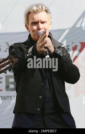 Billy Idol wirbt für sein Buch Dancing With Me. Bill las eine Passage aus dem Buch und brachte seinen Gitarristen Steve Stevens mit, um die Weiße Hochzeit zu vollbringen. Los Angeles, Kalifornien. 18. April 2015 Stockfoto