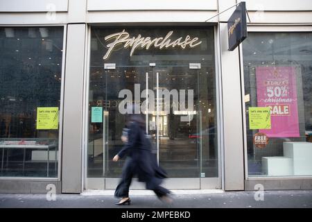 LONDON, 31. Januar 2023, Geht Eine Person an einem geschlossenen Paperchase-Laden in London vorbei, während Paperchase in die Verwaltung geht, da Supermarkt Tesco Schreibwaren kauft, aber nicht seine Geschäfte. Kredit: Lucy North/Alamy Live News Stockfoto