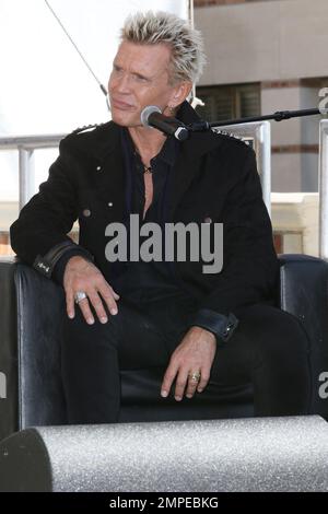 Billy Idol wirbt für sein Buch Dancing With Me. Bill las eine Passage aus dem Buch und brachte seinen Gitarristen Steve Stevens mit, um die Weiße Hochzeit zu vollbringen. Los Angeles, Kalifornien. 18. April 2015 Stockfoto