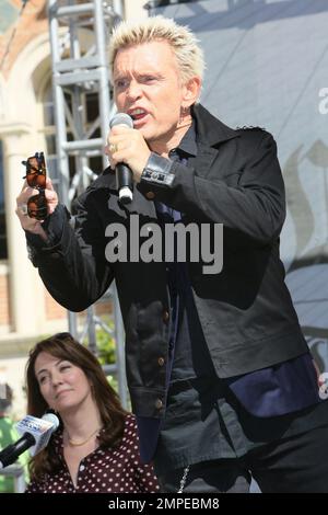 Billy Idol wirbt für sein Buch Dancing With Me. Bill las eine Passage aus dem Buch und brachte seinen Gitarristen Steve Stevens mit, um die Weiße Hochzeit zu vollbringen. Los Angeles, Kalifornien. 18. April 2015 Stockfoto