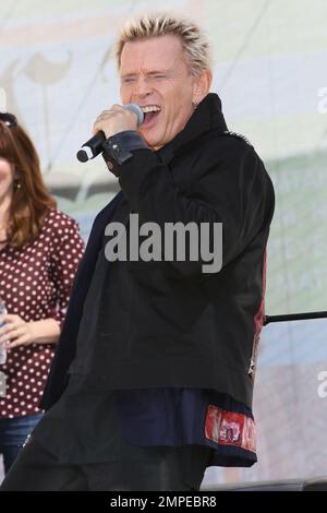 Billy Idol wirbt für sein Buch Dancing With Me. Bill las eine Passage aus dem Buch und brachte seinen Gitarristen Steve Stevens mit, um die Weiße Hochzeit zu vollbringen. Los Angeles, Kalifornien. 18. April 2015 Stockfoto