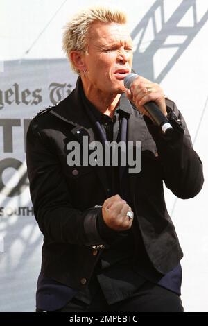 Billy Idol wirbt für sein Buch Dancing With Me. Bill las eine Passage aus dem Buch und brachte seinen Gitarristen Steve Stevens mit, um die Weiße Hochzeit zu vollbringen. Los Angeles, Kalifornien. 18. April 2015 Stockfoto