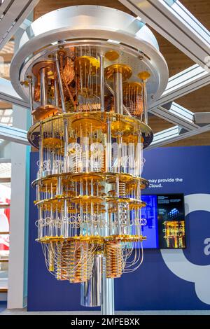 Hannover, Deutschland. 11. Juni 2018. Ein IBM-Kryostat, das für das 50-Quantum-Computersystem IBM Q System One verkabelt ist und auf DER CEBIT 2018, der internationalen Computer expo und dem Europe's Business Festival for Innovation and Digitization vorgestellt wurde: Christian Lademann / LademannMedia Stockfoto