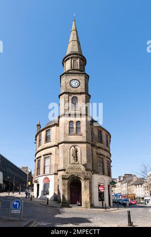 Athenaeum-Gebäude oben auf der King Street, mit der Statue von William Wallace über der Tür - Stirling, Schottland, Großbritannien Stockfoto