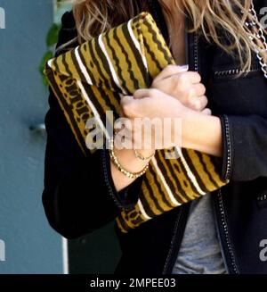 Rachel Bilson sieht bei einem Ausflug in Beverly Hills ein bunt verpacktes Geschenk und eine Chanel-Handtasche aus Metall. Es heißt, Bilson sei eine von zwei Frauen, mit denen hollywood Hunk Chace Crawford zusammen ist. Die andere ist angeblich Kelly Osbourne. Los Angeles, Kalifornien. 9/16/10. . Stockfoto