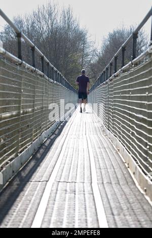 Metal Pipe Bridge Walkway über Endrick Water - Teil der Cycle Route 7 und John Muir Way, in der Nähe von Croftamie, Stirling, Schottland, Großbritannien Stockfoto