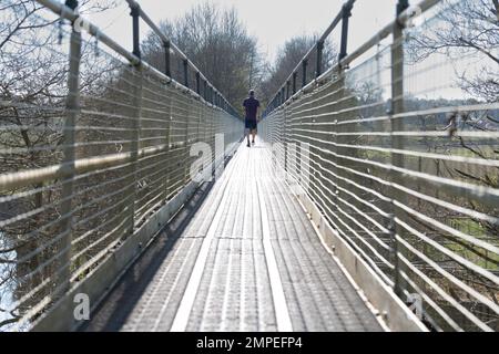 Metal Pipe Bridge Walkway über Endrick Water - Teil der Cycle Route 7 und John Muir Way, in der Nähe von Croftamie, Stirling, Schottland, Großbritannien Stockfoto