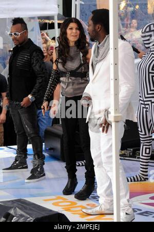 Die Black Eyed Peas treten in der Today Show im Regen vor einer Menge schreiender Fans auf. Fergie und ihre Band nahmen sich Zeit, für Fotos zu posieren und einigen von ihnen die Hand zu schütteln, trotz des Wetters. New York, NY. 6/12/09. . Stockfoto