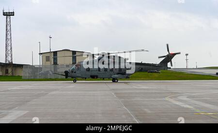 Ein Hubschrauber der italienischen Luftwaffe HH-101A landet am 13. Oktober 2022 auf dem Luftwaffenstützpunkt Spangdahlem, Deutschland. Der 52. Fighter Wing und die NATO-Alliierten Schulen routinemäßig Integrationsfähigkeiten, um flexible Optionen für globale Reichweite und Erhaltungsmaßnahmen zu bieten. Stockfoto