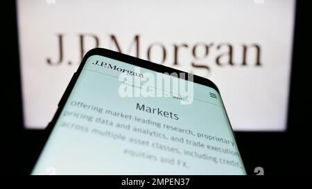 Mobiltelefon mit Webseite des US-Finanzdienstleisters J.P. Morgan Co. Auf dem Bildschirm vor dem Logo. Fokus auf oberer linker Seite des Telefondisplays. Stockfoto