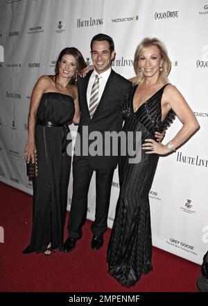 Helio Castroneves, dreimaliger Indy 500-Champion und Gewinner der 5. Staffel „Dancing with the Stars“, betritt mit seiner Freundin Adriana Henao und Lea Black während der jährlichen Gala der Blacks Eden Roc Renaissance Miami Beach und profitiert von der Contracts Charity & Foundation. Die jährliche Gala wird von Lea Black und ihrem Mann, dem bekannten Strafverteidiger Roy Black, ausgerichtet. Miami, Florida 03/02/11. Stockfoto