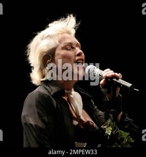 Debbie Harry aus South Beach tritt in einem Konzert auf und ist im Alter von 62 Jahren immer noch stark. Das Fillmore Miami Beach im Jackie Gleason Theater. Miami, Florida 11/16/07. Stockfoto