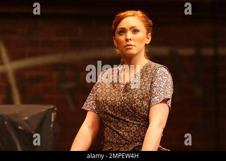 Natasha Hamilton, ehemaliges Mitglied der englischen Mädchenband Atomic Kitten, beim Fototermin „Blood Brothers“ im Phoenix Theatre. Hamilton, zu der auch ihre Co-Stars Stephen Palfreman, Philip Stewart und Simon Willmont auf der Bühne standen, wird heute Abend in der Rolle von Mrs Johnstone ihr Debüt auf der West End-Bühne geben. London, Großbritannien. 01/24/11. Stockfoto