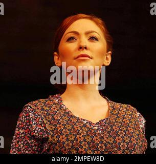 Natasha Hamilton, ehemaliges Mitglied der englischen Mädchenband Atomic Kitten, beim Fototermin „Blood Brothers“ im Phoenix Theatre. Hamilton, zu der auch ihre Co-Stars Stephen Palfreman, Philip Stewart und Simon Willmont auf der Bühne standen, wird heute Abend in der Rolle von Mrs Johnstone ihr Debüt auf der West End-Bühne geben. London, Großbritannien. 01/24/11. Stockfoto