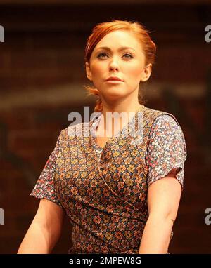 Natasha Hamilton, ehemaliges Mitglied der englischen Mädchenband Atomic Kitten, beim Fototermin „Blood Brothers“ im Phoenix Theatre. Hamilton, zu der auch ihre Co-Stars Stephen Palfreman, Philip Stewart und Simon Willmont auf der Bühne standen, wird heute Abend in der Rolle von Mrs Johnstone ihr Debüt auf der West End-Bühne geben. London, Großbritannien. 01/24/11. Stockfoto