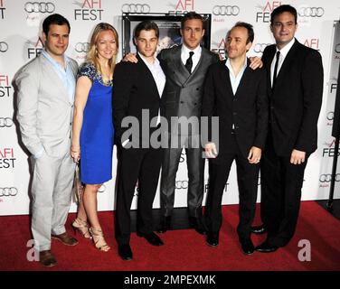 (L-R) Produzenten Alex Orlovsky, Lynette Howell, Schauspieler Mike Vogel, Schauspieler Ryan Gosling und Produzenten Derek Cianfrance und Jamie Patricof, die am AFI-FEST 2010 teilnehmen, präsentiert von Audi Centerpiece Gala Vorführung von Blue Valentine im Graumans Chinese Theatre in Hollywood, CA 11/6/10 Stockfoto