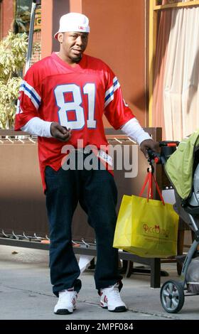 Papa Bobby Brown wartet in einem Parkservice in Beverly Hills auf sein Fahrzeug und zeigt ein Friedenszeichen, wenn er mit dem Kinderwagen seines Babys steht. Brown wurde Ende Mai wieder Vater, als Alicia Etheridge das erste gemeinsame Kind des Paares zur Welt brachte. Los Angeles, Kalifornien. 11/12/09. Stockfoto