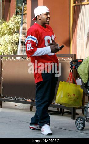 Papa Bobby Brown wartet in einem Parkservice in Beverly Hills auf sein Fahrzeug und zeigt ein Friedenszeichen, wenn er mit dem Kinderwagen seines Babys steht. Brown wurde Ende Mai wieder Vater, als Alicia Etheridge das erste gemeinsame Kind des Paares zur Welt brachte. Los Angeles, Kalifornien. 11/12/09. Stockfoto