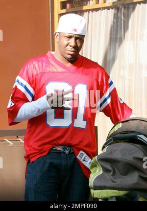 Papa Bobby Brown wartet in einem Parkservice in Beverly Hills auf sein Fahrzeug und zeigt ein Friedenszeichen, wenn er mit dem Kinderwagen seines Babys steht. Brown wurde Ende Mai wieder Vater, als Alicia Etheridge das erste gemeinsame Kind des Paares zur Welt brachte. Los Angeles, Kalifornien. 11/12/09. Stockfoto