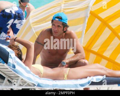 Exklusiv!! Bobby Larios und ein Freund verbringen einen Nachmittag in Miami Beach. Das Paar nahm ein Bad im Meer und sonnte sich, während Bobby Ceviche vom lokalen Ceviche-Stand, 3/14/07 All, aß Stockfoto