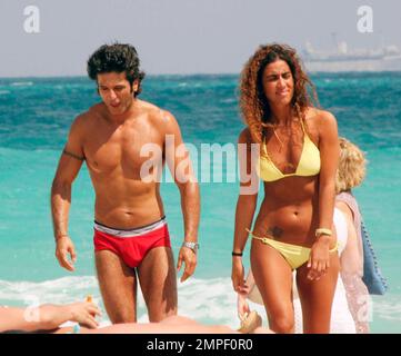 Exklusiv!! Bobby Larios und ein Freund verbringen einen Nachmittag in Miami Beach. Das Paar nahm ein Bad im Meer und sonnte sich, während Bobby Ceviche vom lokalen Ceviche-Stand, 3/14/07 All, aß Stockfoto