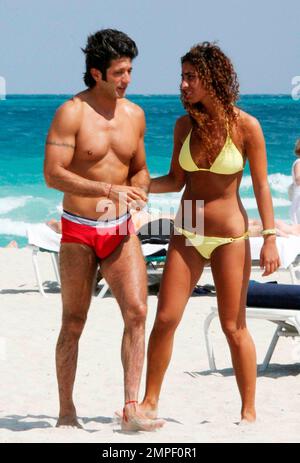 Exklusiv!! Bobby Larios und ein Freund verbringen einen Nachmittag in Miami Beach. Das Paar nahm ein Bad im Meer und sonnte sich, während Bobby Ceviche vom lokalen Ceviche-Stand, 3/14/07 All, aß Stockfoto