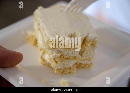 CAMP LEMONNIER, DSCHIBUTI (OKT 13, 2022) Ein Stück zeremonieller Kuchen aus einer Feier, die im Camp Lemonnier, dem 11 Grad Nord Veranstaltungsgebäude von Dschibuti, zu Ehren des 247.. Geburtstages der Marine, am 13. Oktober 2022, stattfand. Das Thema der diesjährigen Geburtstagsfeier lautete „On Watch - 24/7 for 247 years“. Stockfoto