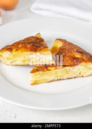 Traditionelles spanisches Tortilla-Omelette mit Eiern und Kartoffeln Stockfoto