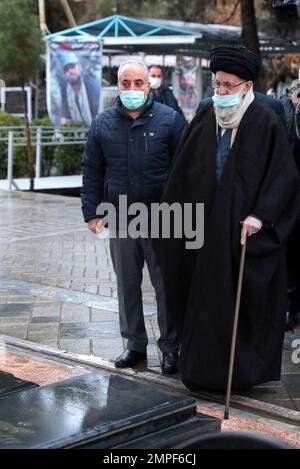 Irans oberster Führer Ayatollah Ali Khmenei bei seinen Besuchen auf dem Behesh Zahra-Friedhof in Teheran am 31. Januar 2023. Foto: Parspix/ABACAPRESS.COM Stockfoto