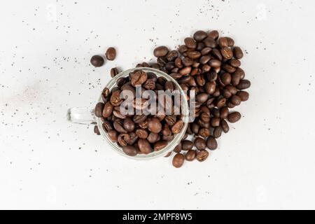 Kaffeebohnen Auf Weißem Hintergrund Und Kaffeetasse Gefüllt Mit Kaffeebohnen Stockfoto