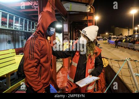 Michael Bunel / Le Pictorium - der Ozean Wikinger im Mittelmeer - 10/1/2023 - Mittelmeer / Mittelmeer - Anlandung einer Neapune in I Stockfoto