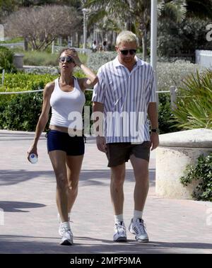 Boris Becker und Verlobte Sharlely gehen morgens joggen. Sharlely trug einen Bikini unter ihrer Joggingkleidung anstelle eines Sport-BHs, der ihre Figur beim Joggen mehr zum Vorschein brachte. Miami, Florida 4/1/09. Stockfoto