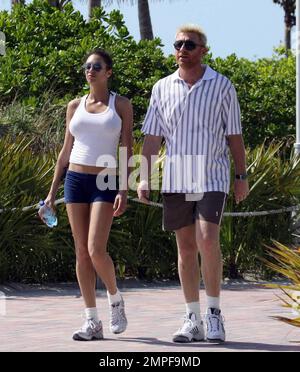 Boris Becker und Verlobte Sharlely gehen morgens joggen. Sharlely trug einen Bikini unter ihrer Joggingkleidung anstelle eines Sport-BHs, der ihre Figur beim Joggen mehr zum Vorschein brachte. Miami, Florida 4/1/09. Stockfoto