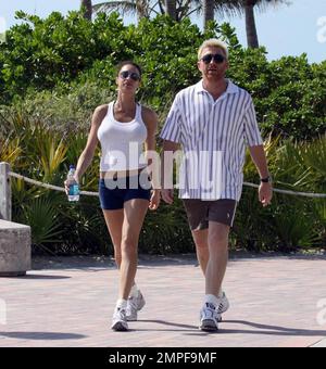 Boris Becker und Verlobte Sharlely gehen morgens joggen. Sharlely trug einen Bikini unter ihrer Joggingkleidung anstelle eines Sport-BHs, der ihre Figur beim Joggen mehr zum Vorschein brachte. Miami, Florida 4/1/09. Stockfoto