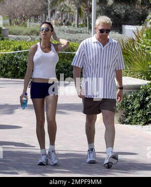 Boris Becker und Verlobte Sharlely gehen morgens joggen. Sharlely trug einen Bikini unter ihrer Joggingkleidung anstelle eines Sport-BHs, der ihre Figur beim Joggen mehr zum Vorschein brachte. Miami, Florida 4/1/09. Stockfoto