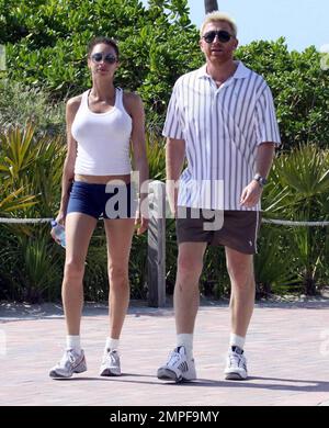 Boris Becker und Verlobte Sharlely gehen morgens joggen. Sharlely trug einen Bikini unter ihrer Joggingkleidung anstelle eines Sport-BHs, der ihre Figur beim Joggen mehr zum Vorschein brachte. Miami, Florida 4/1/09. Stockfoto