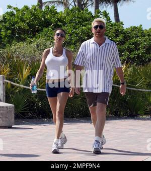 Boris Becker und Verlobte Sharlely gehen morgens joggen. Sharlely trug einen Bikini unter ihrer Joggingkleidung anstelle eines Sport-BHs, der ihre Figur beim Joggen mehr zum Vorschein brachte. Miami, Florida 4/1/09. . . Stockfoto