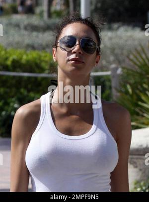 Boris Becker und Verlobte Sharlely gehen morgens joggen. Sharlely trug einen Bikini unter ihrer Joggingkleidung anstelle eines Sport-BHs, der ihre Figur beim Joggen mehr zum Vorschein brachte. Miami, Florida 4/1/09. . . Stockfoto