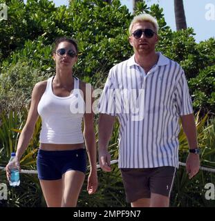 Boris Becker und Verlobte Sharlely gehen morgens joggen. Sharlely trug einen Bikini unter ihrer Joggingkleidung anstelle eines Sport-BHs, der ihre Figur beim Joggen mehr zum Vorschein brachte. Miami, Florida 4/1/09. Stockfoto