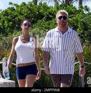 Boris Becker und Verlobte Sharlely gehen morgens joggen. Sharlely trug einen Bikini unter ihrer Joggingkleidung anstelle eines Sport-BHs, der ihre Figur beim Joggen mehr zum Vorschein brachte. Miami, Florida 4/1/09. . . Stockfoto