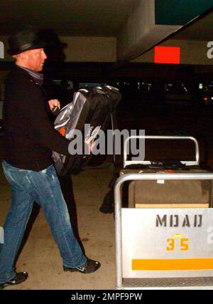 Exklusiv!! Tennischampion Boris Becker und Sharlely Kerssenberg kommen nach einem Auslandsflug am Miami International Airport an. Die beiden posierten für Fotos und machten sich auf den Weg zu einem wartenden Fahrzeug. Boris half einem Gepäckträger, sein Gepäck, einschließlich einiger seiner Signaturtaschen, in das Fahrzeug zu laden, bevor sie losfuhren. Miami, Florida 3/28/09. Stockfoto