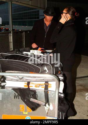 Exklusiv!! Tennischampion Boris Becker und Sharlely Kerssenberg kommen nach einem Auslandsflug am Miami International Airport an. Die beiden posierten für Fotos und machten sich auf den Weg zu einem wartenden Fahrzeug. Boris half einem Gepäckträger, sein Gepäck, einschließlich einiger seiner Signaturtaschen, in das Fahrzeug zu laden, bevor sie losfuhren. Miami, Florida 3/28/09. Stockfoto