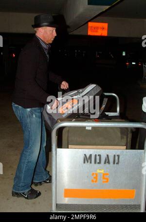 Exklusiv!! Tennischampion Boris Becker und Sharlely Kerssenberg kommen nach einem Auslandsflug am Miami International Airport an. Die beiden posierten für Fotos und machten sich auf den Weg zu einem wartenden Fahrzeug. Boris half einem Gepäckträger, sein Gepäck, einschließlich einiger seiner Signaturtaschen, in das Fahrzeug zu laden, bevor sie losfuhren. Miami, Florida 3/28/09. Stockfoto